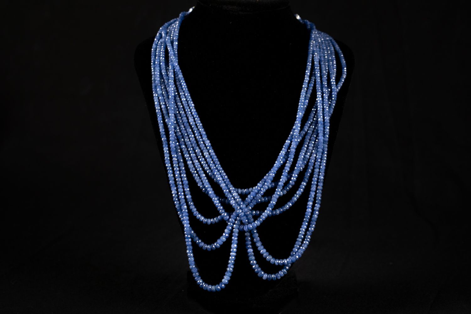 Null Sapphire necklace with 8 lines, 700 carat.