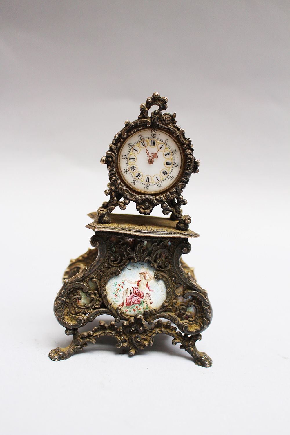 Null 银质迷你钟，巴洛克风格，内部镀金，有珐琅表盘和绘画，镂空，分两部分，装在原来的盒子里，功能未验证，19世纪，高14厘米。