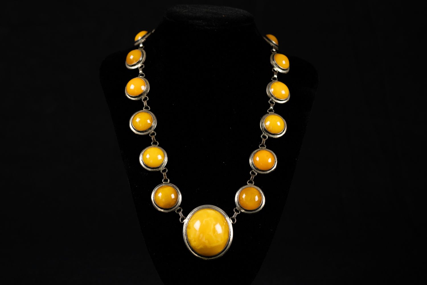 Null Silver necklace with amber. Length closed 24.5cm. 84g.