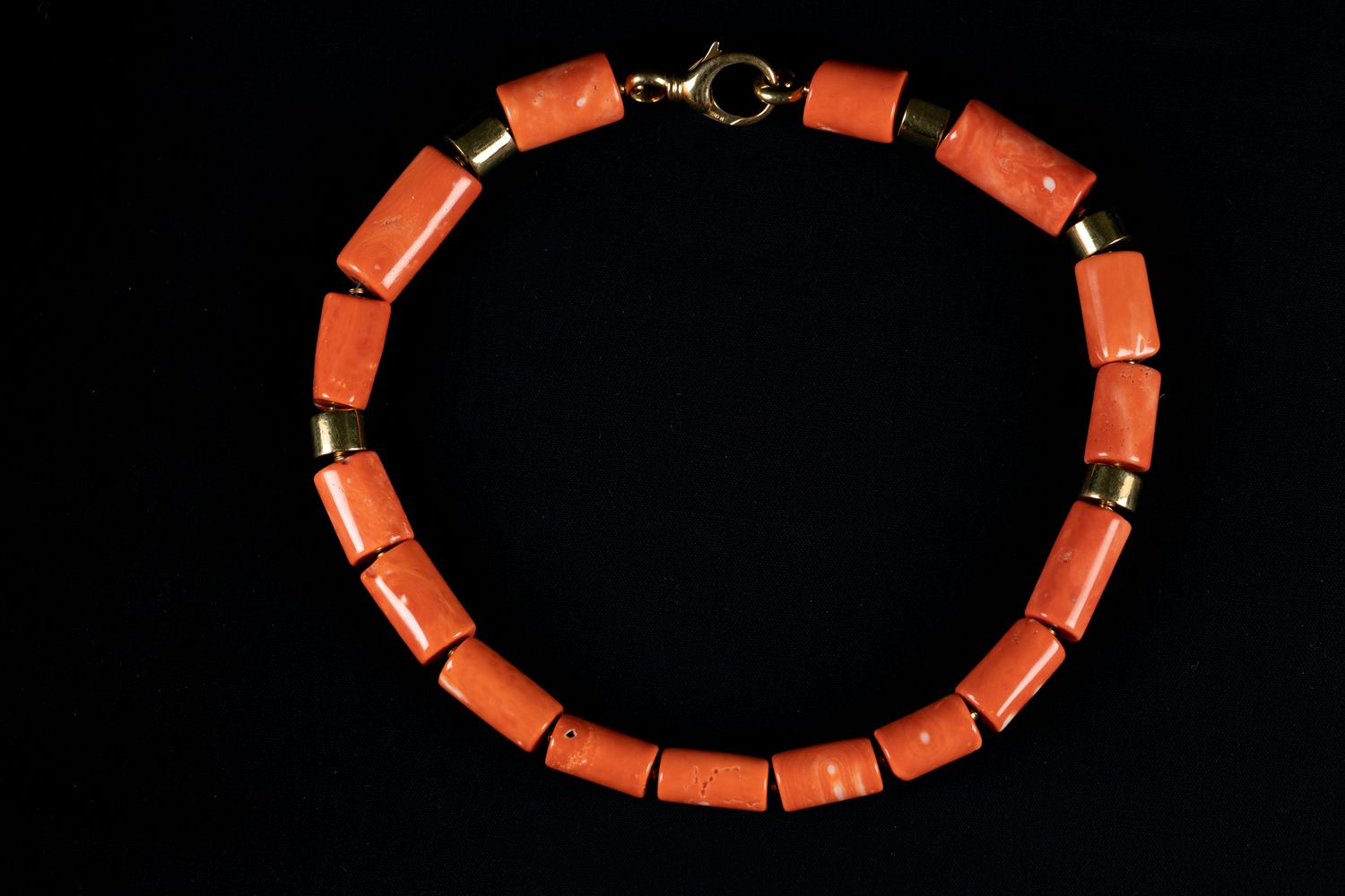 Null Coral necklace with gold 750, claps and parts.