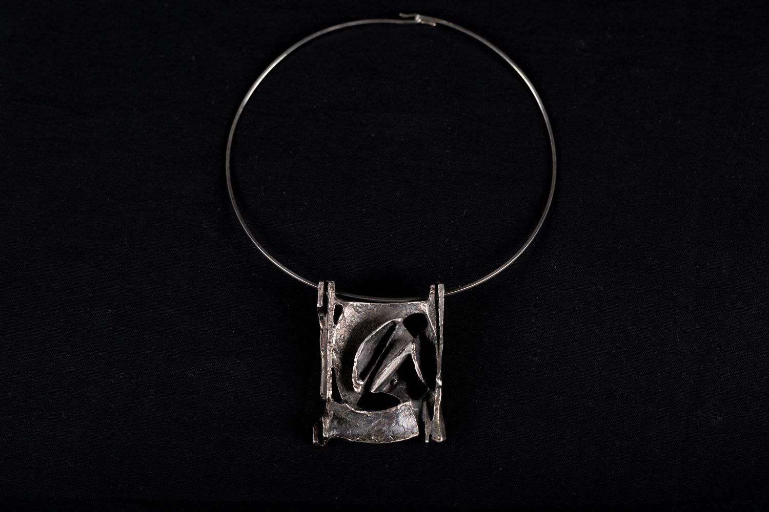 Null 带吊坠的银质项链，银质925/1000，大师级标志，BH 44克；吊坠可以作为胸针使用；1970年左右。总长19厘米，项链7.3厘米。