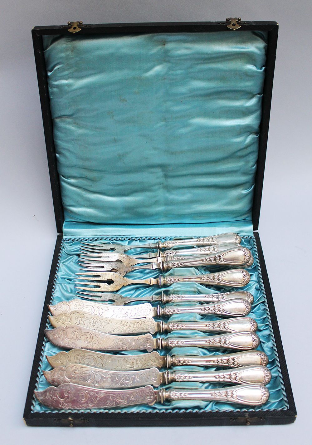 Null 6人用银质餐具，包括6把刀和6个乡亲，刻在盒子里，重750克，有印记，德国弗里德堡，19世纪。