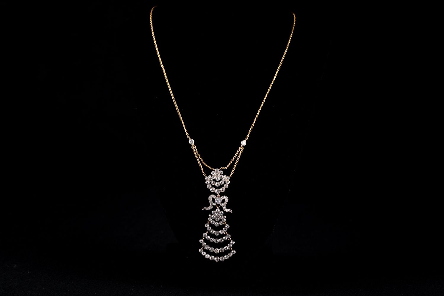 Null Yellow gold necklace with pendant with 6.5K diamonds. Total length 30cm