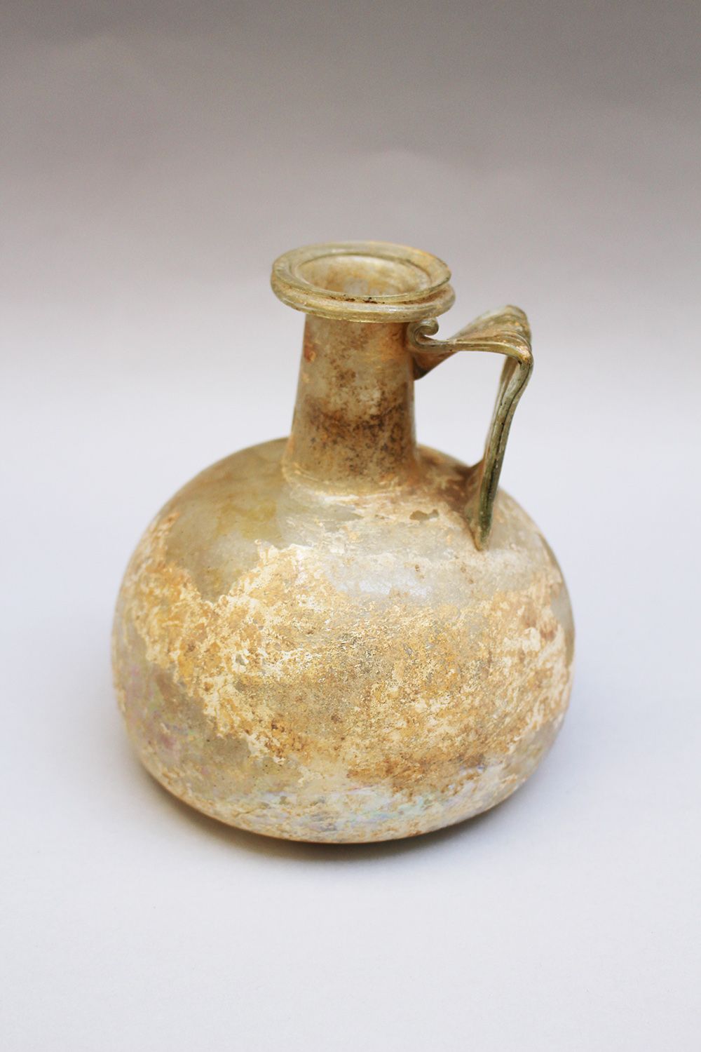 Null 早期的玻璃瓶，圆形，有手把，长颈，绿色透明玻璃，可能是古代地球发现的，14x13cm