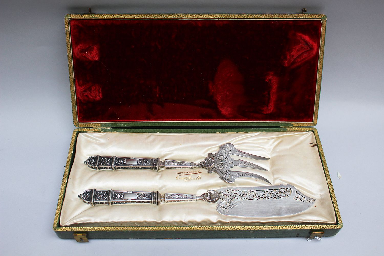 Null 法国银鱼套装，两件；法国19世纪末；95/1000；228克；带原盒。尺寸。刀31.5厘米，叉27厘米。