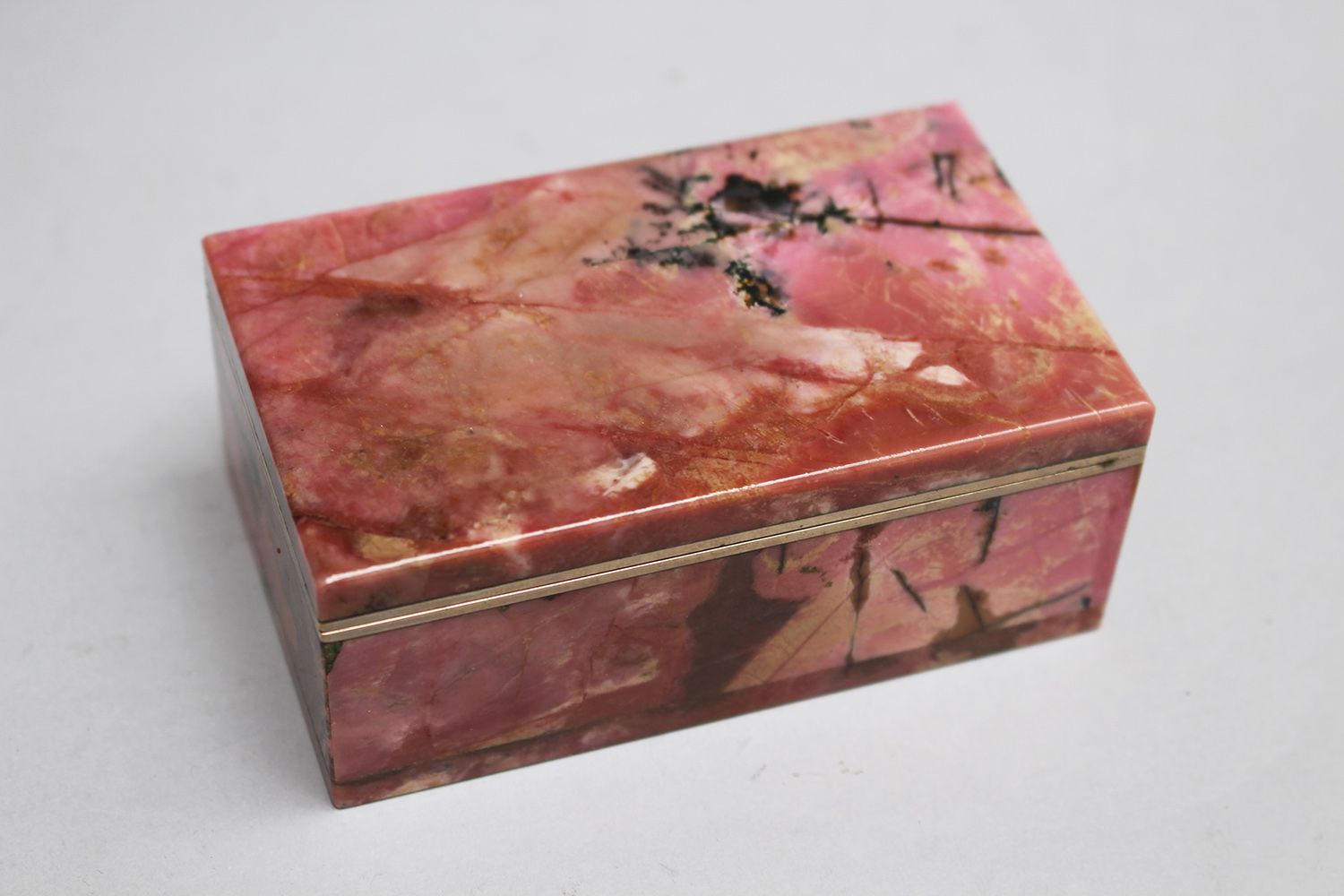 Null 长方形的半宝石盒，粉红色，有黑色和灰色的纹路，一个盖子可以打开，20世纪。9x5,3x3,5厘米。