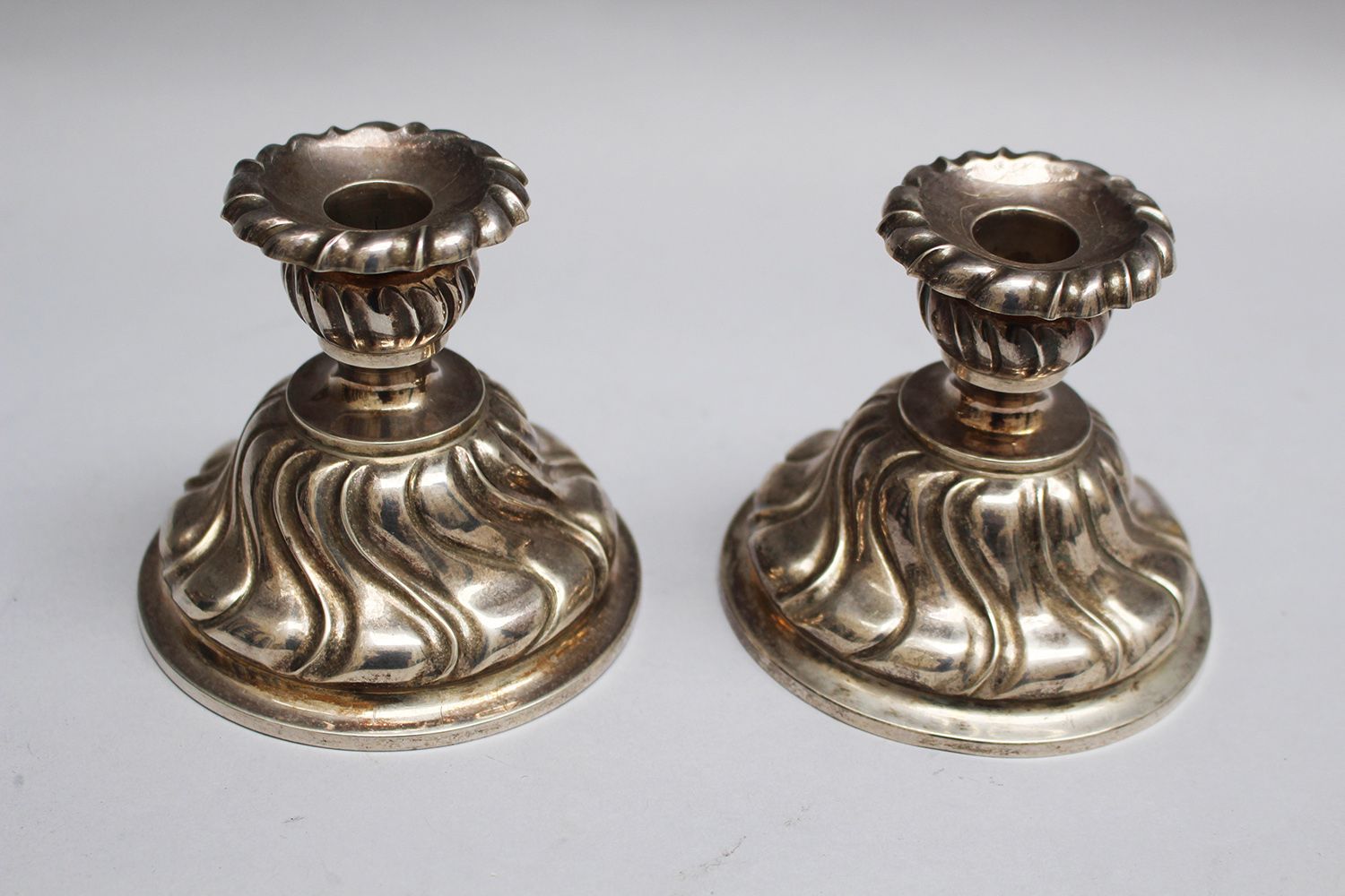 Null Two silver candle sticks, hall marks; 280g; 835/1000. 8 cm height.