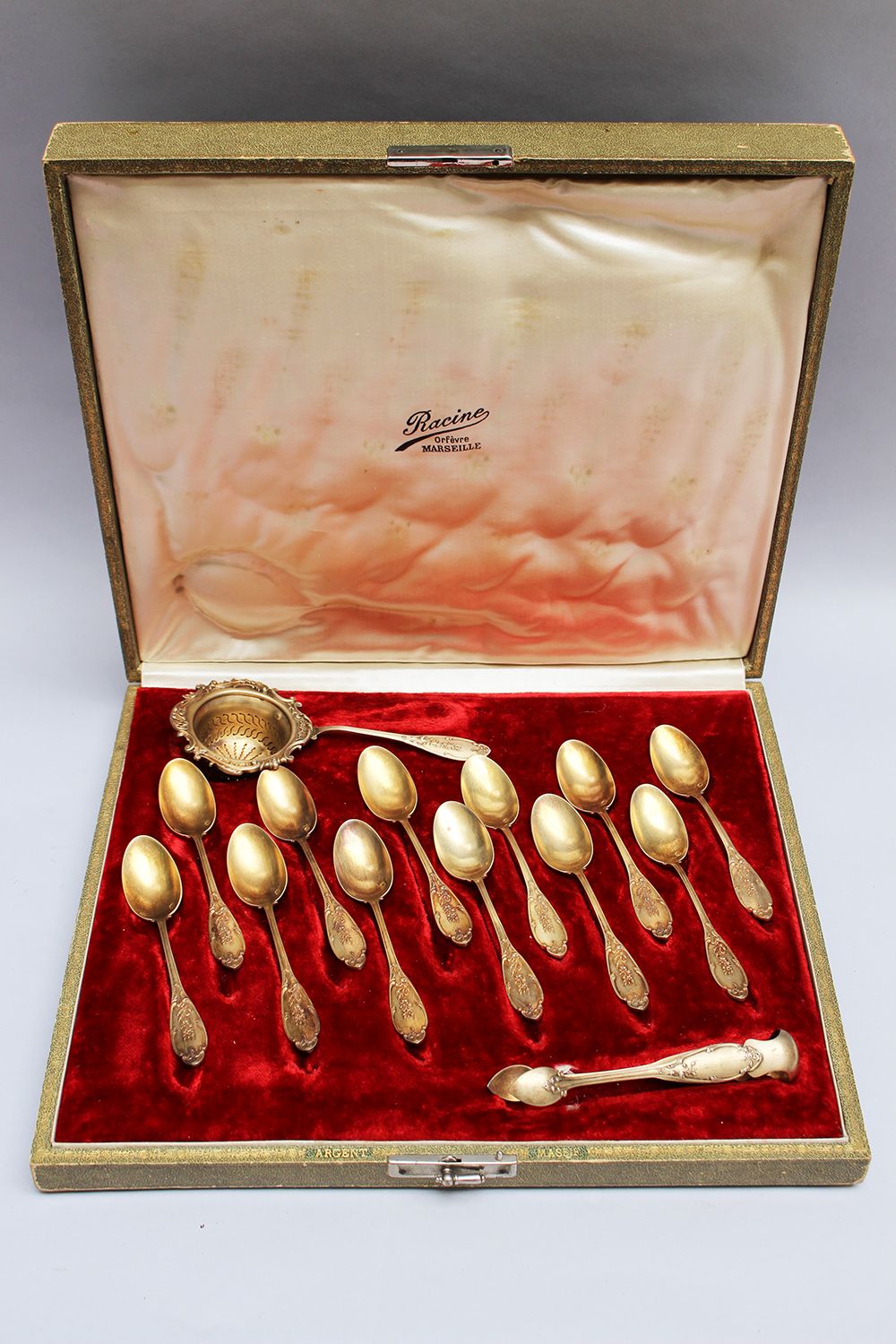 Null 1850年左右的法国镀金银茶具，包括12个茶匙，一个糖舌和一个茶筛；Minerva大厅标记；原盒；950/1000；重量278克。
