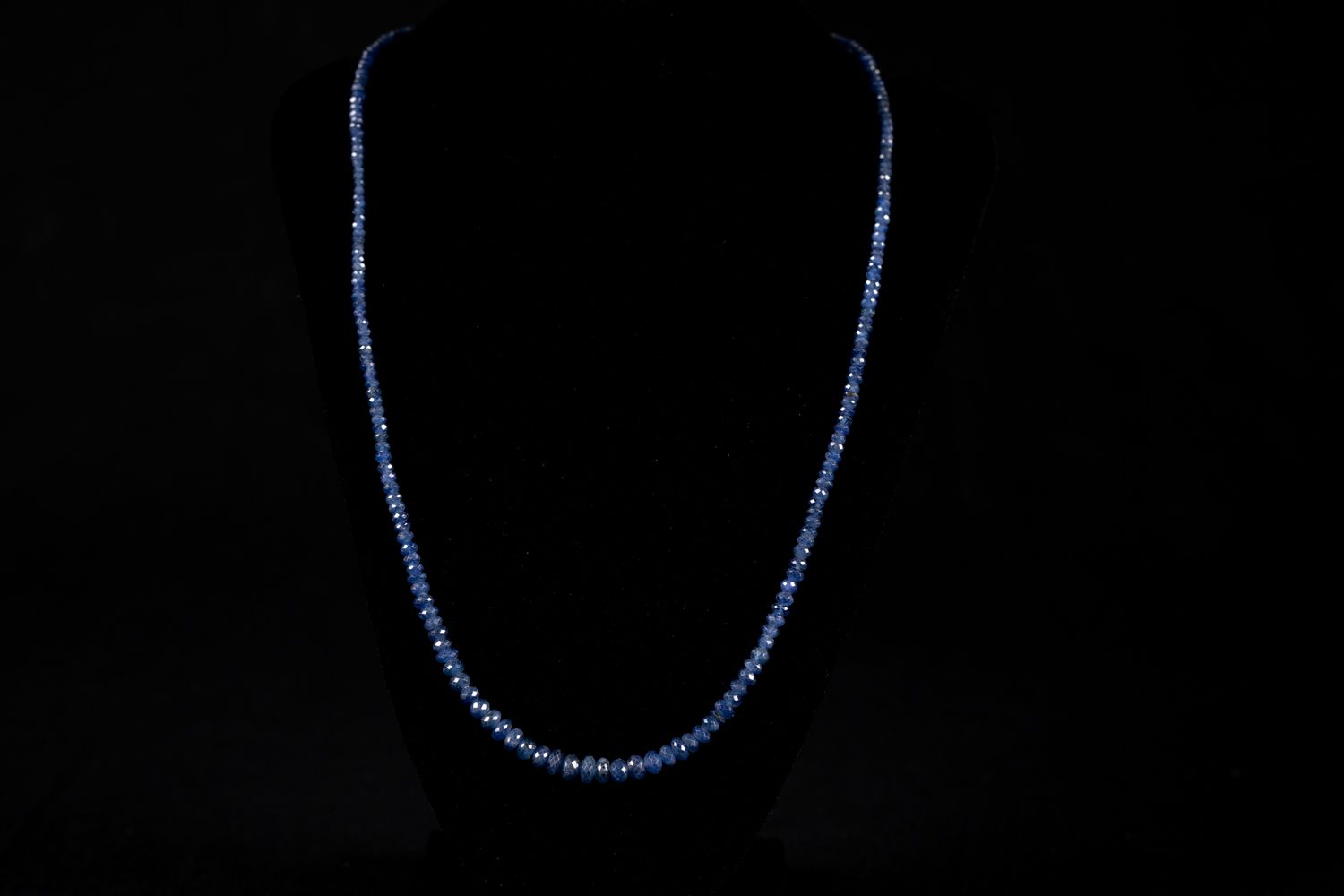 Null 蓝宝石项链，约90克拉。