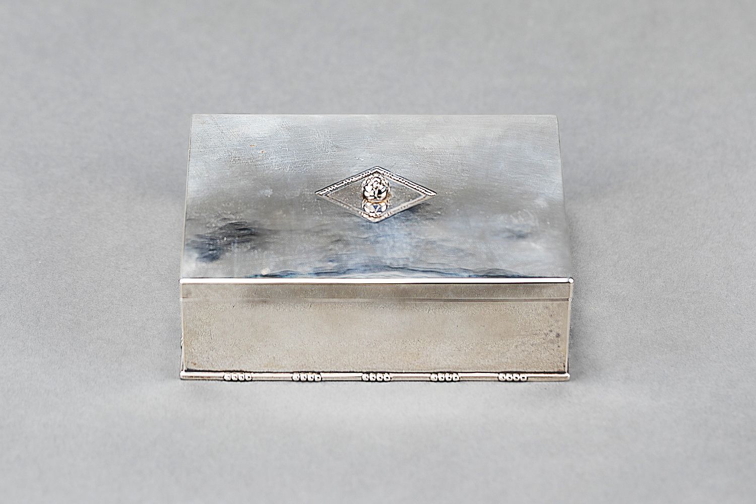 Null 乔治-延森（1866-1935）的盒子，长方形，有一个盖子，顶部的锤子装饰在几何领域，底部的装饰，里面是木头，有印记，20世纪初，13x9厘米，重量3&hellip;