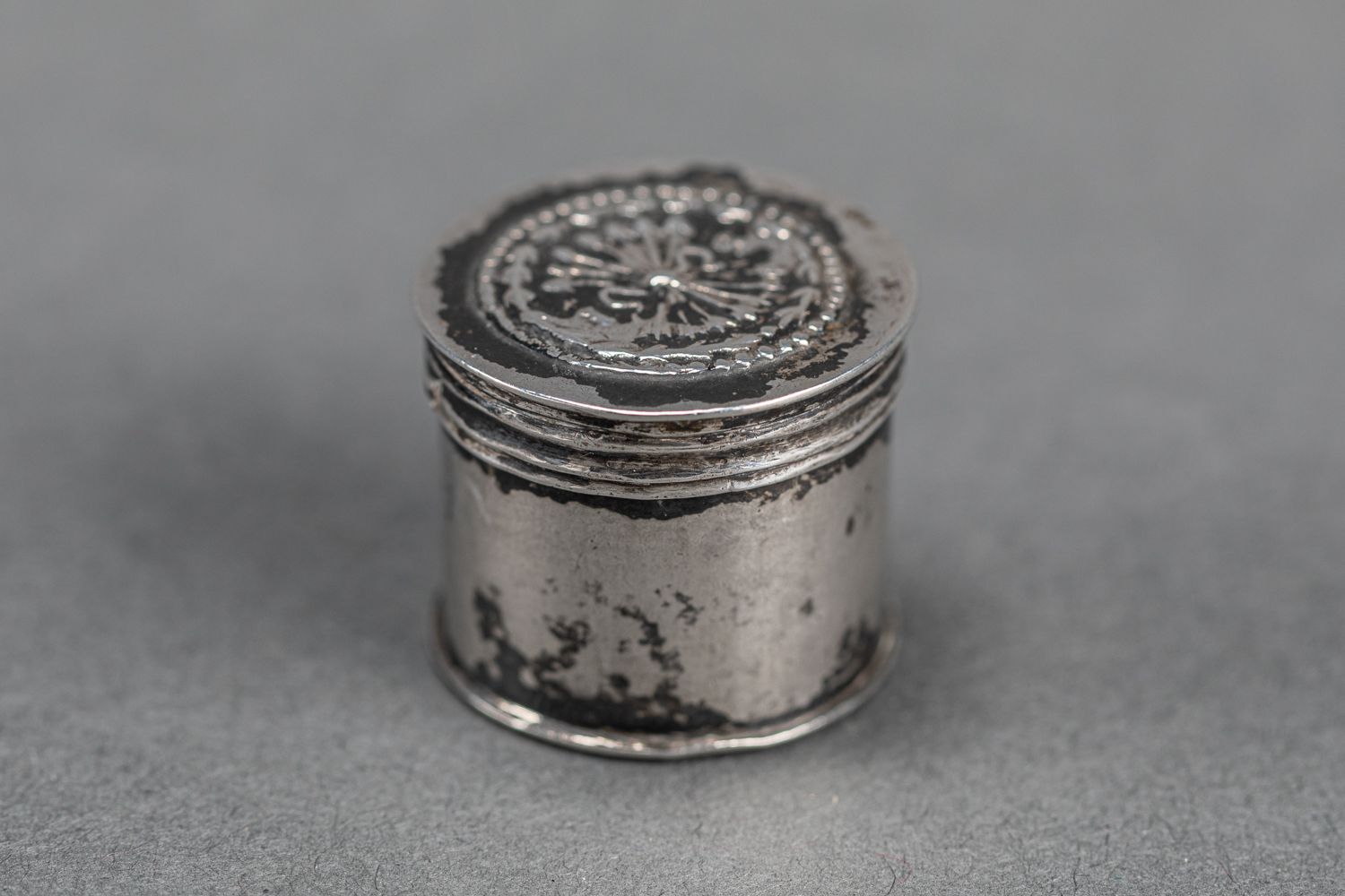 Null 带盖小银圆盒，署名Hollandia 1801。高2厘米