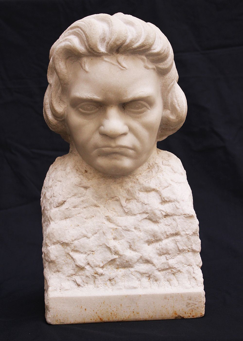 Null 路德维希-凡-贝多芬（1770-1827）-胸围，自然主义底座上的大理石雕刻，背面签名，1920年左右，高44厘米