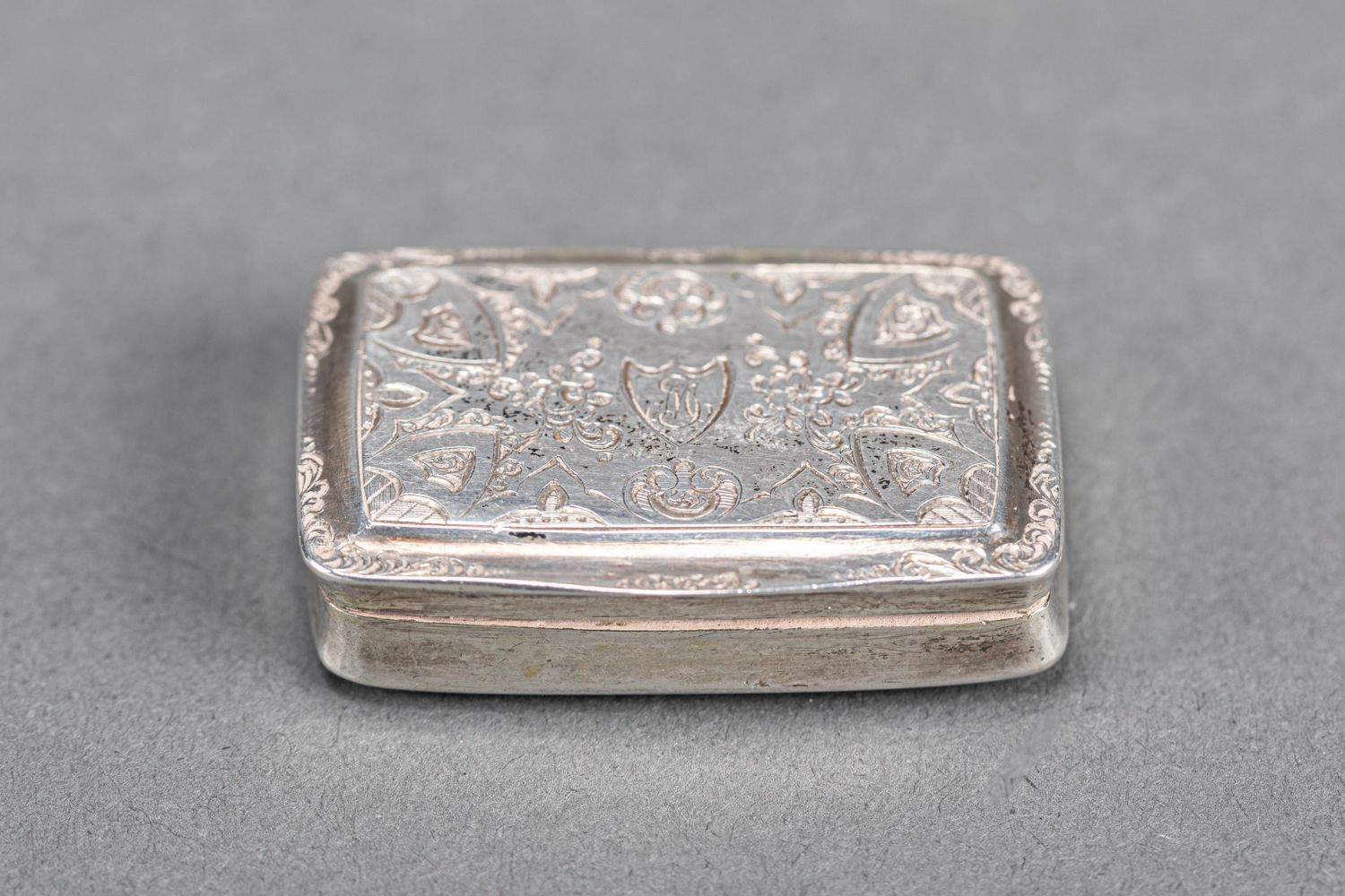 Null 银质鼻烟壶，里面是vermeil；比利时19世纪；IS大师签名。22g.4X2.7厘米