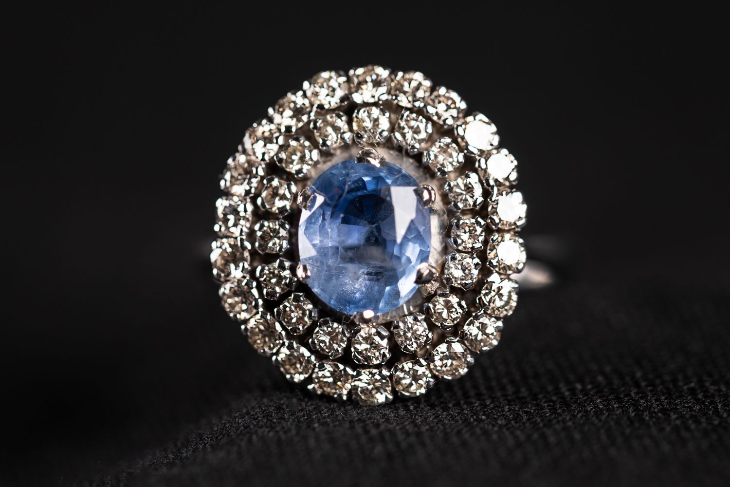 Null 白金戒指，镶嵌1.9克拉锡兰蓝宝石和0.9克拉钻石，颜色为I-J VSI