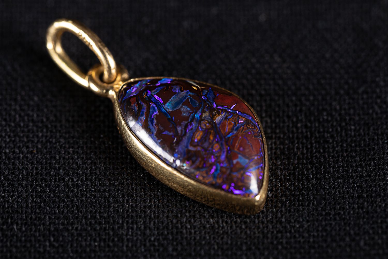 Null Pendentif en or 750 avec opale noire