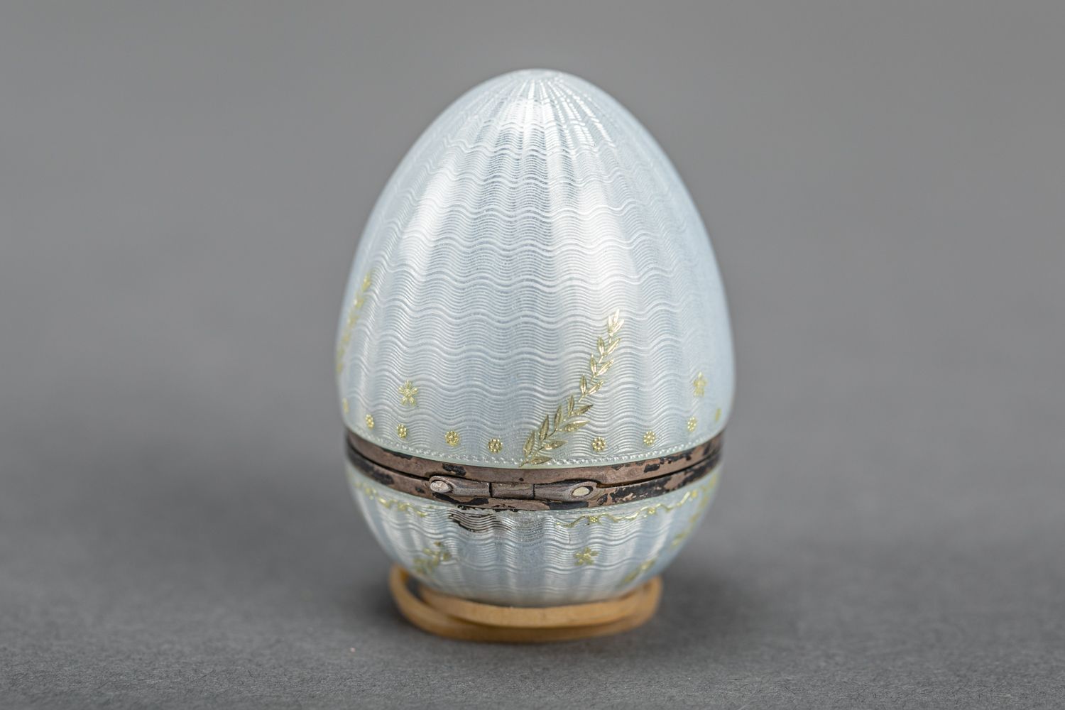 Null German silver and enamel box in form of an egg around 1900; with lid; insid&hellip;