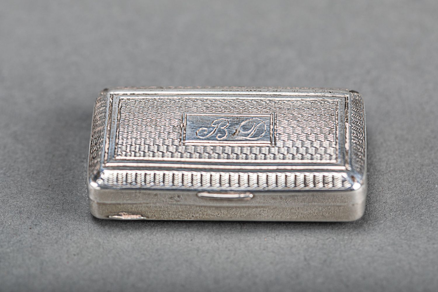 Null Silver snuff box vinaigrette, inside vermeille, 19th Century. 14g. 4.5x2.5c&hellip;