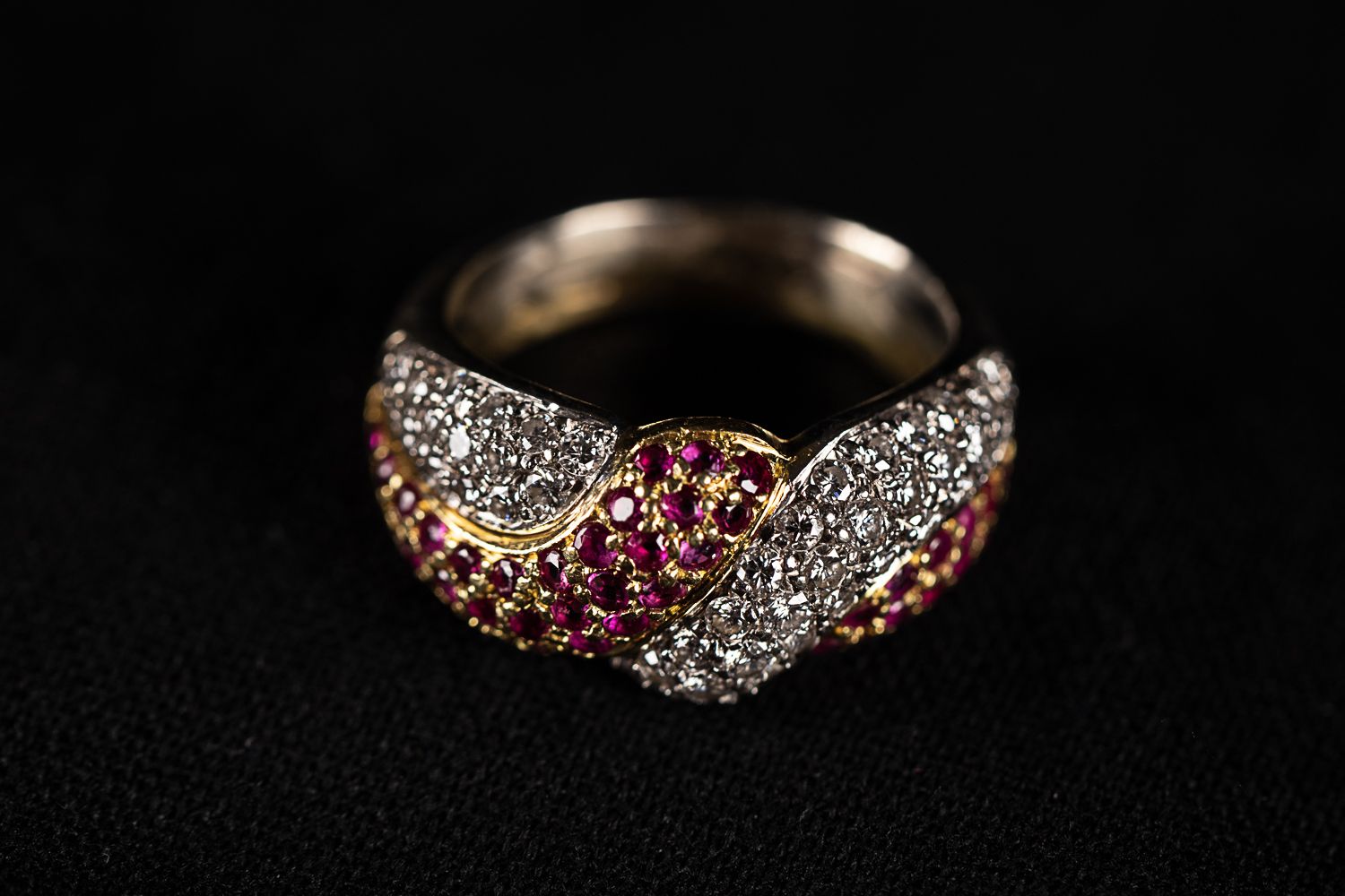 Null Gold Ring 750, with Diamonds of 0,7 carat and rubies.,