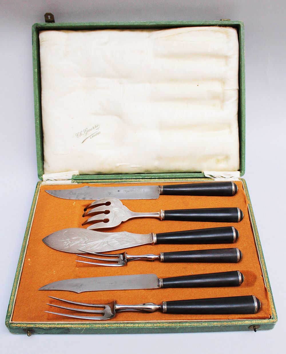 Null Christoffle镀银新艺术餐具，包括2把刀和乡亲们的鱼刀，部分雕刻和几个印记，乌木手柄，19世纪的盒子，37x28厘米。