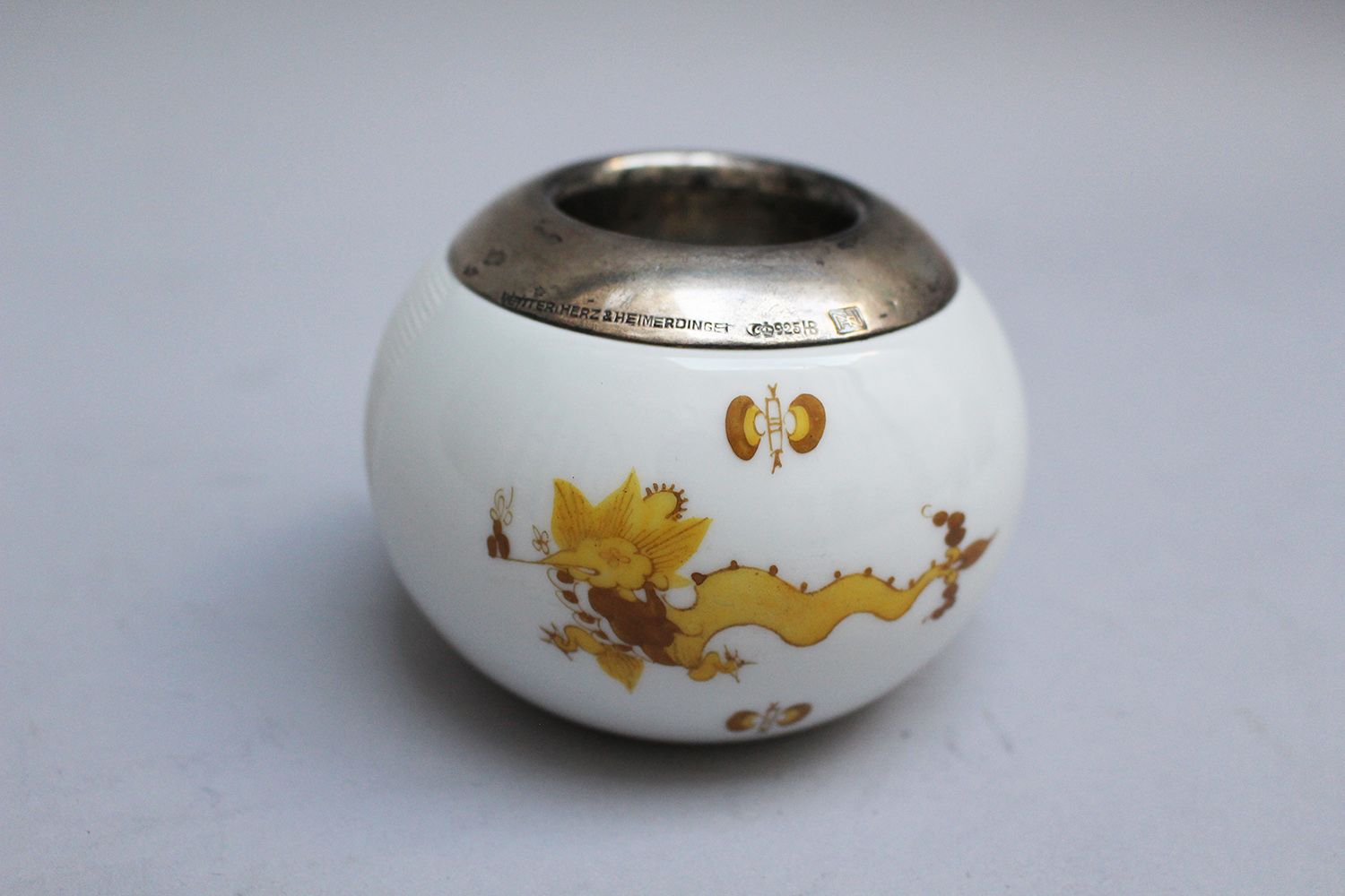 Null Cendrier en porcelaine de Meissen à décor asiatique peint et émaillé avec m&hellip;