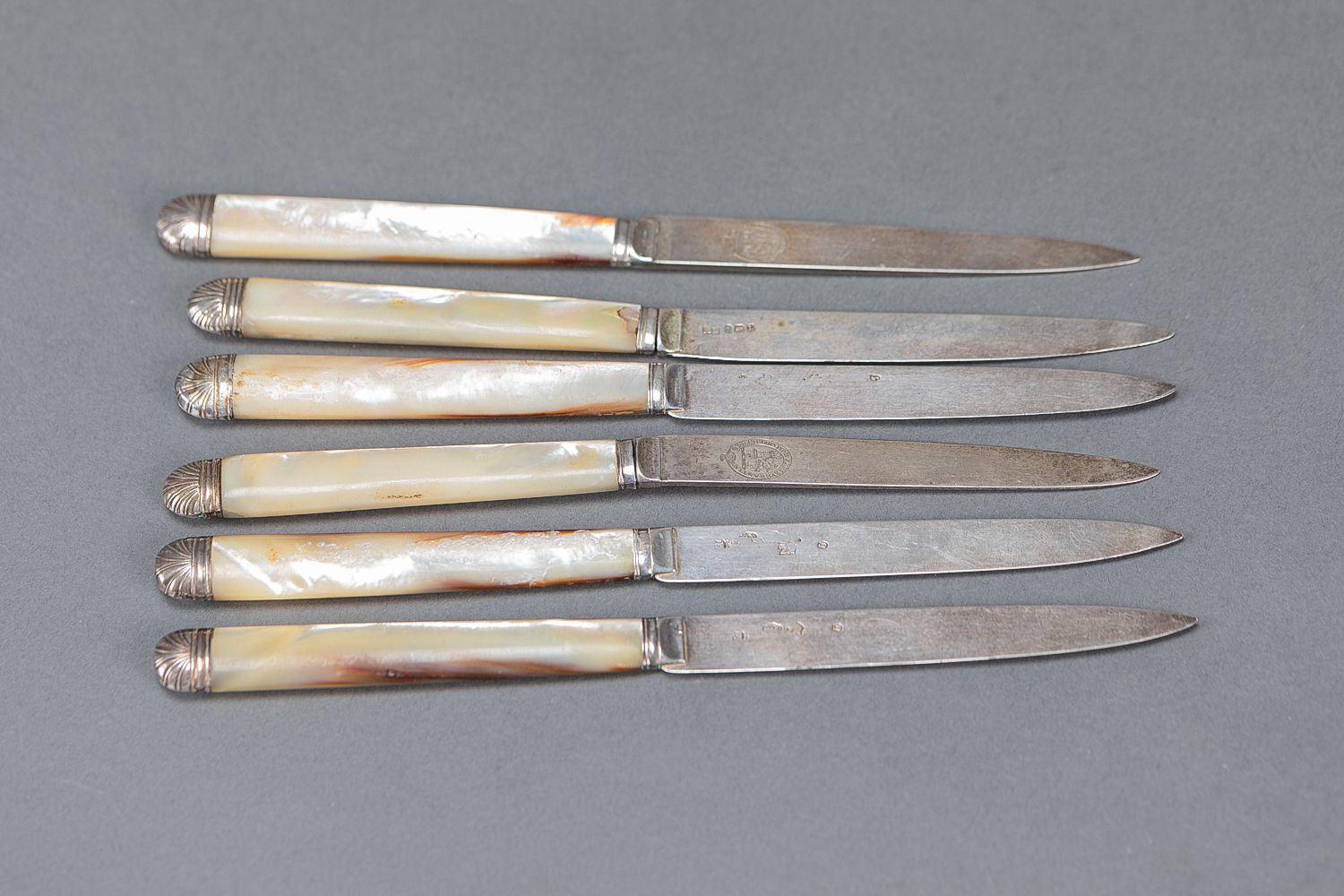 Null 一套六把珍珠母银刀，四把18世纪的法国刀，有大厅标志，两把19世纪的英国刀有大厅标志。188g.长度为20Cm。