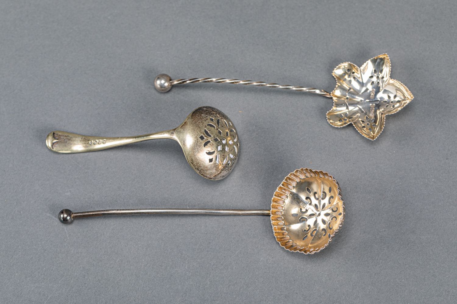 Null 2个英国银汤匙和1个镀金汤匙，银重24克，19世纪