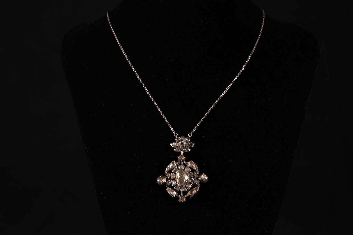 Null Necklace with pendant with Diamond Roses in old cut 2,6 carat