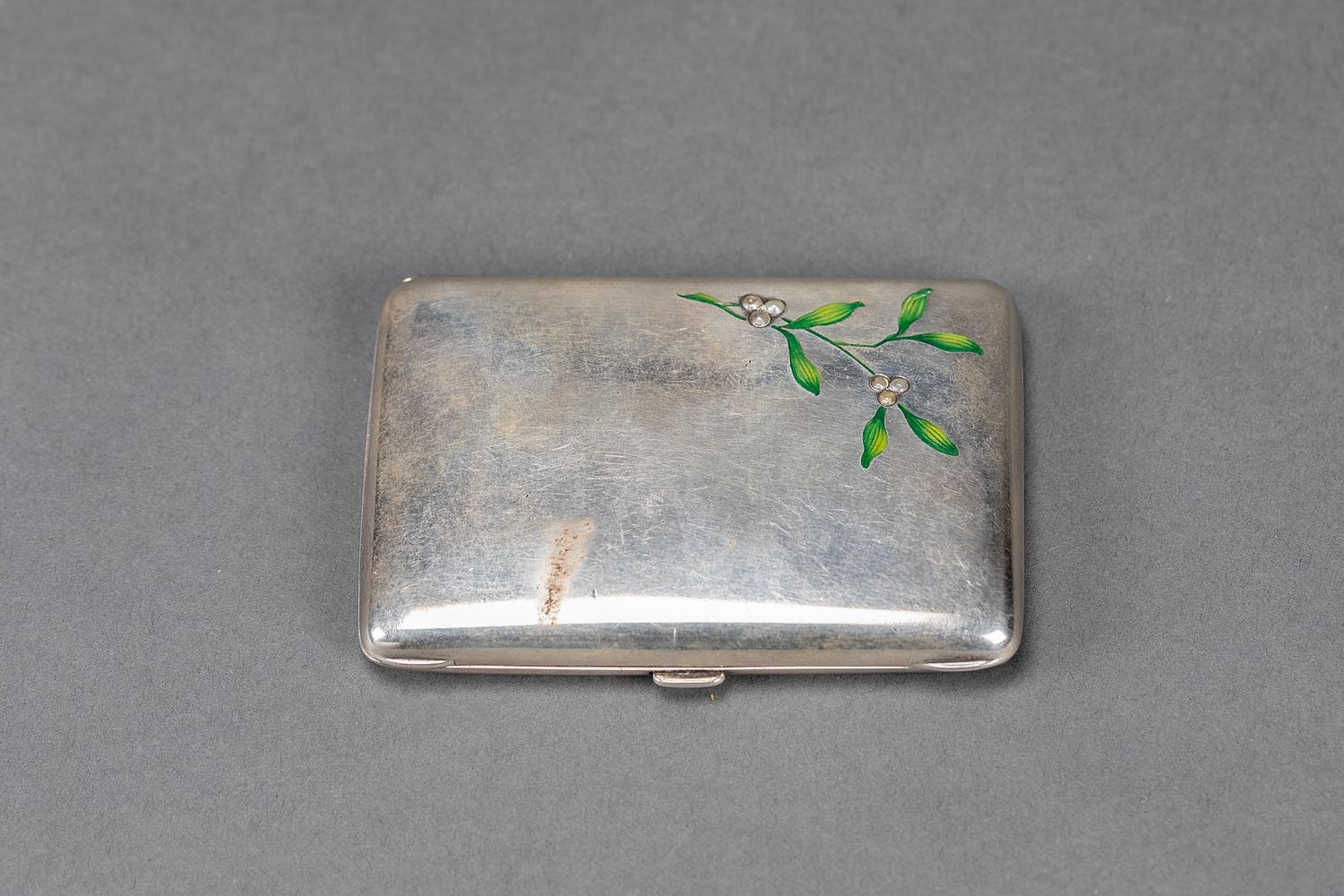 Null 银质烟盒，长方形，单盖抛光，饰有珐琅枝，印有德国20世纪初的标志，104克。