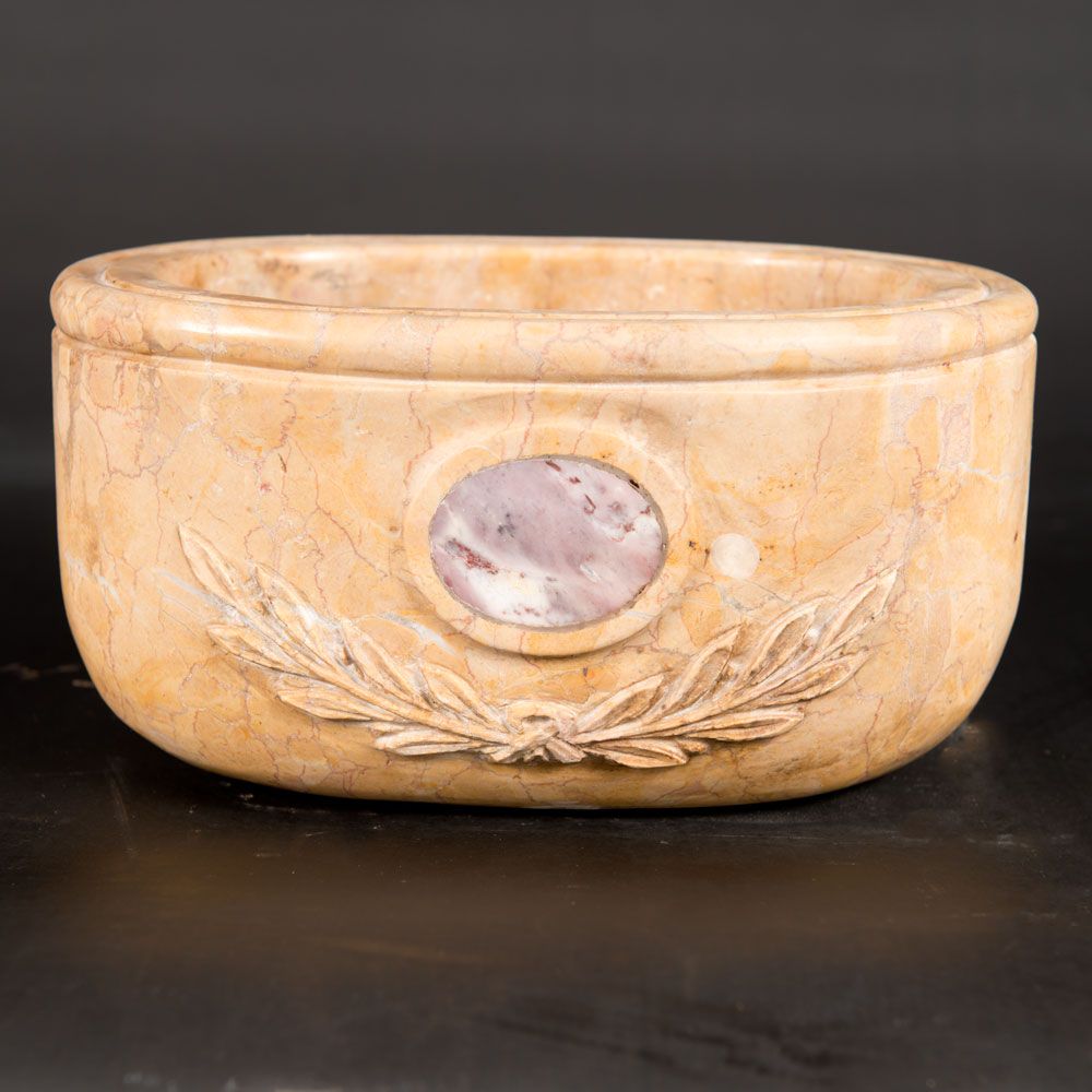 Oval marble basin Pila ovalada de mármol, decorada con hojas de laurel y piedra &hellip;