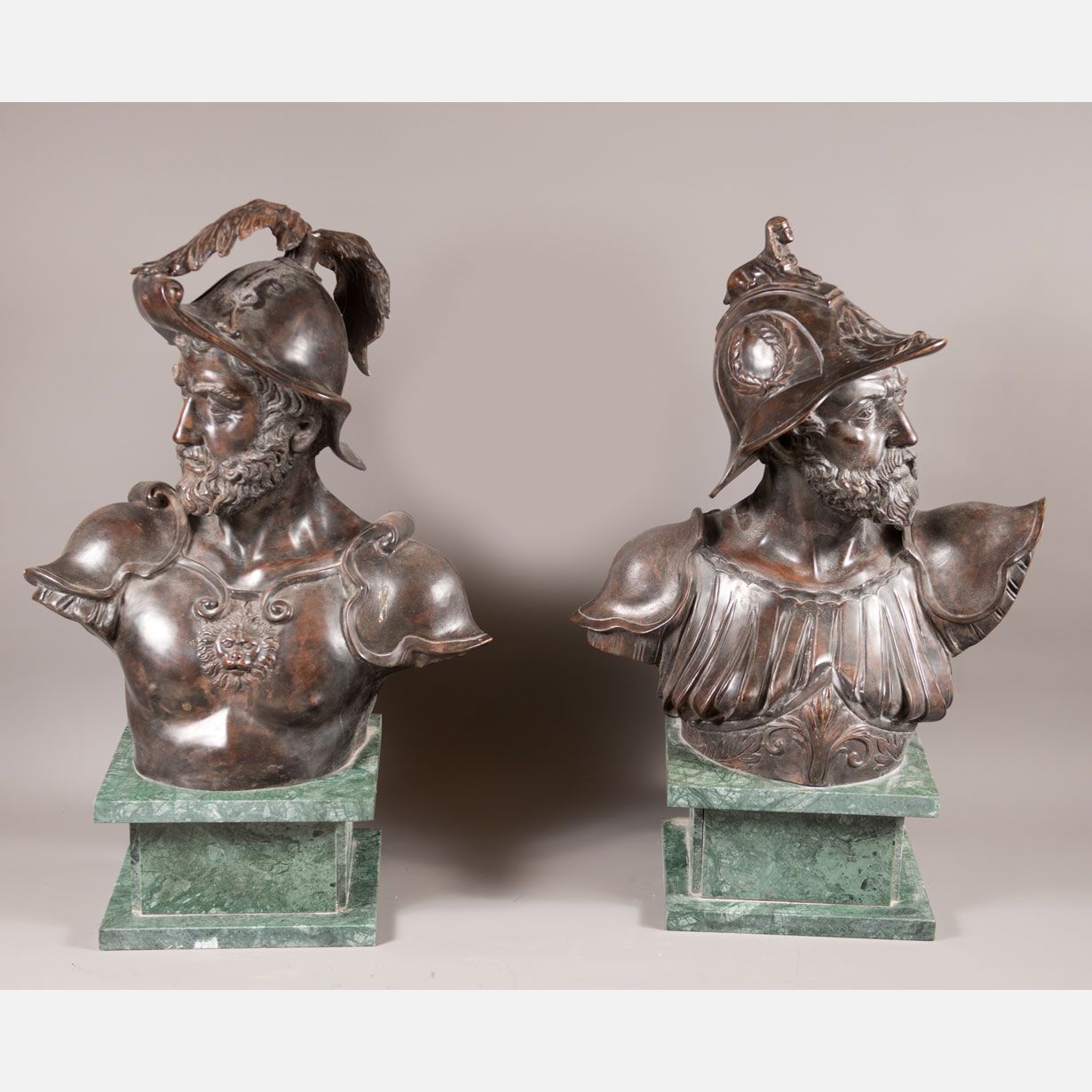 Pear of monumental bronze busts 纪念性的半身铜像梨，两个穿着盔甲的历史将军，在绿色大理石底座上；原始的青铜铸造，有浅棕色的铜锈；&hellip;