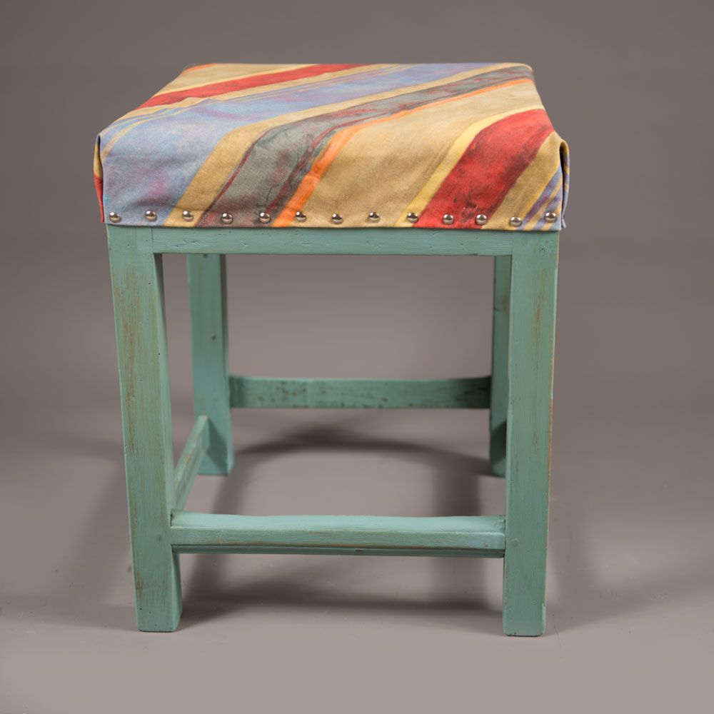 A shabby chic decorated stool Ein shabby chic dekorierter Hocker, massiver Nussb&hellip;