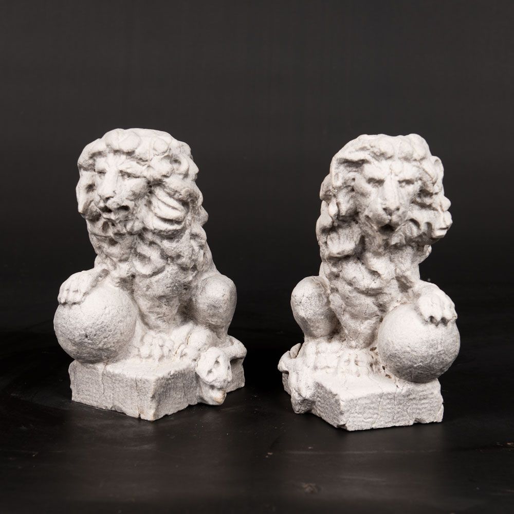 Two Venetian lions 两只威尼斯狮子，在长方形的集成底座上，每只狮子都拿着一个碗，用白色的伊斯特拉石雕刻的，已经风化；可能是原来的楼梯装饰；18&hellip;