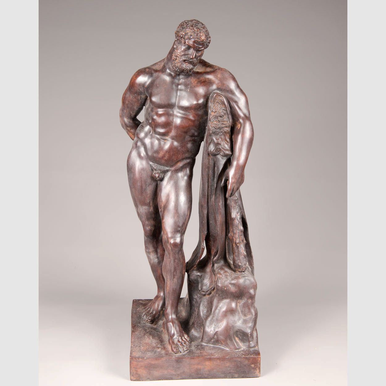 Farnese Hercules 法尔内塞-海格力斯，青铜铸造的雕塑，有精细的手工处理和原始的铜锈，四边形的底座；19世纪。高62厘米