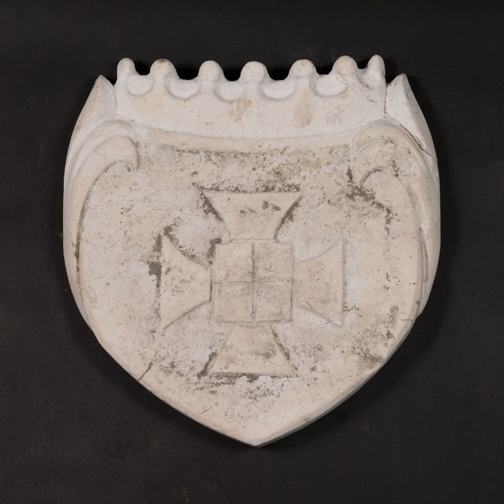 Baroque coat of arms 巴洛克纹章，石质基座，中间有雕刻的叶子、皇冠和十字架；白色伊斯特拉石。18/19世纪。31X29厘米
