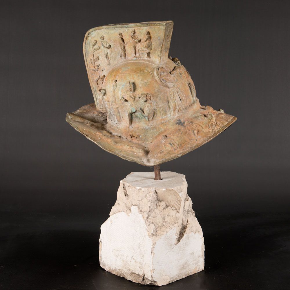Bronze warrior’s helmet in ancient style 古代风格的青铜战士头盔，仿照希腊的模型；青铜铸造，有几个形象的装饰；原始的青铜&hellip;