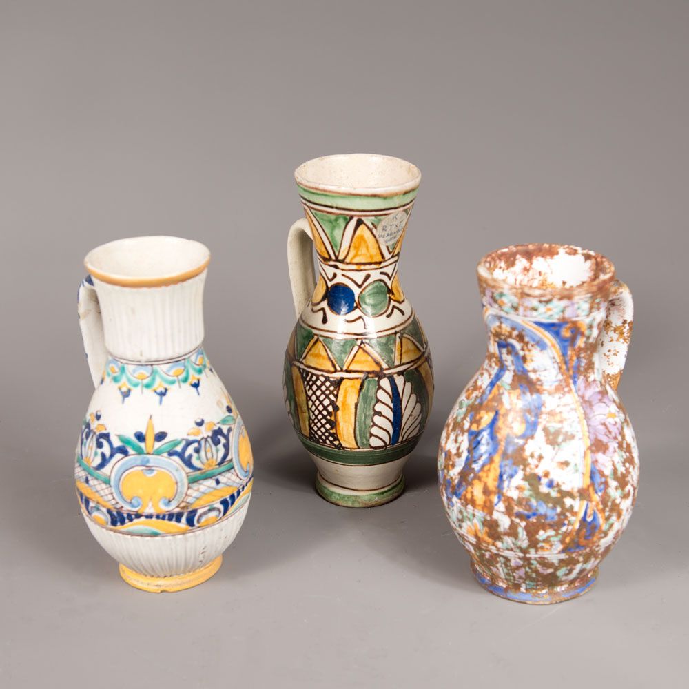 Lot of three ceramic jugs Lote de tres jarras de cerámica, cada una en forma de &hellip;