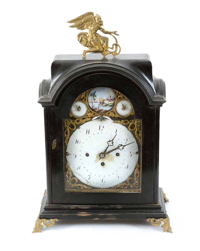 Bohemian Clock 波西米亚时钟，在原来的木制弧形和乌木的壁炉中，有两个门和侧窗，装饰有原来的青铜座，原来的运动和动物表盘，有罗马数字，青铜手指和3个&hellip;
