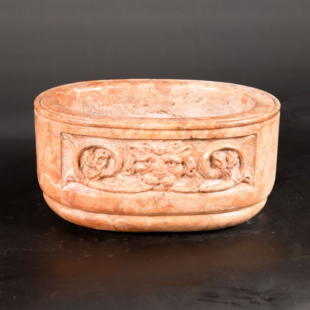 Oval marble basin Pila ovalada de mármol, con relieve central, con un león y flo&hellip;