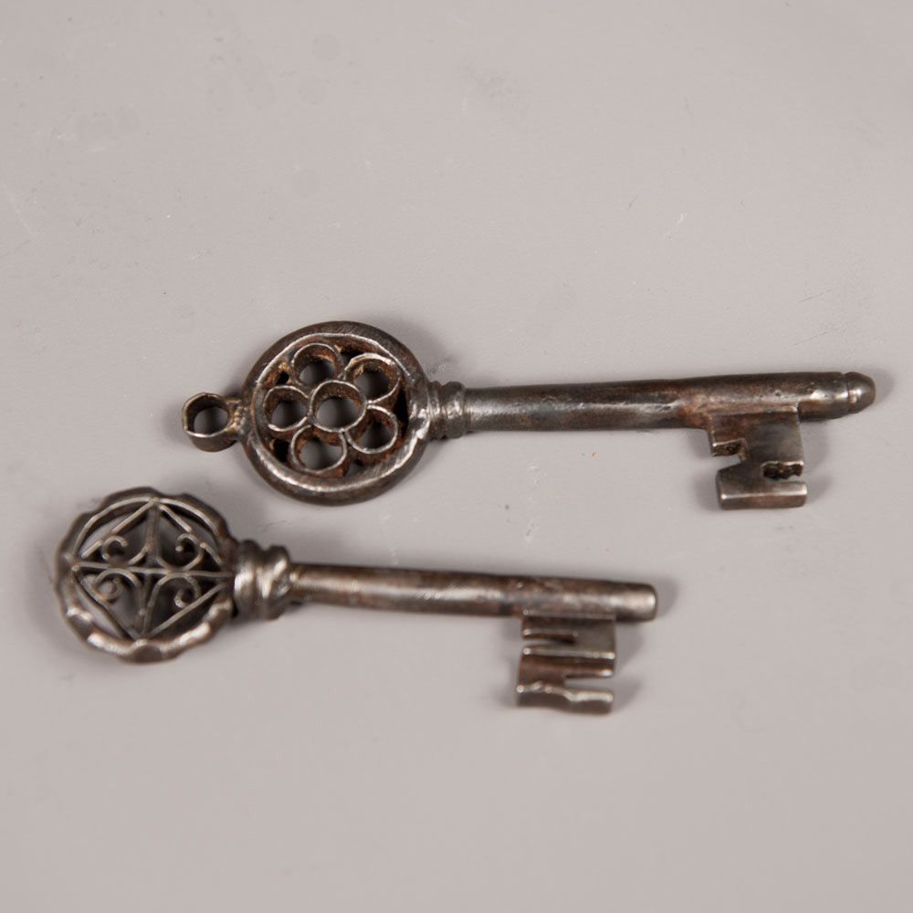Two iron keys 两把铁钥匙，每把都有镂空的装饰，尺寸不同；17/18世纪。10厘米和11.5厘米