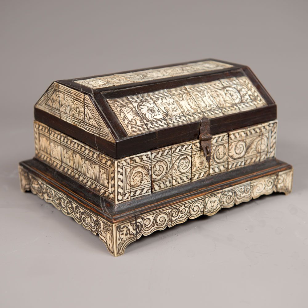 Italian Renaissance casket 意大利文艺复兴时期的匣子，长方形，有延伸的凹槽底座和斜面盖子；黑檀木，有丰富的I.雕刻装饰；原来的铁铰链和&hellip;