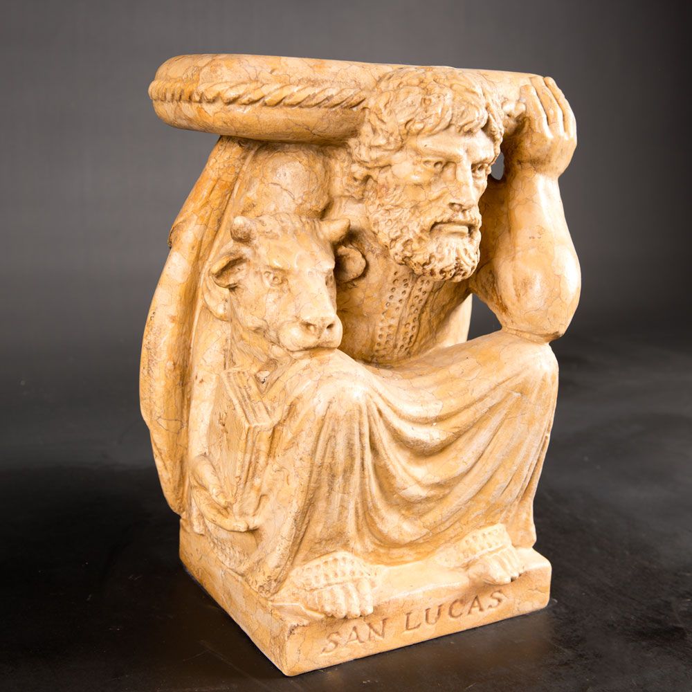San Lucas sculpture 圣卢卡斯雕塑，表现了使徒的坐姿，手里拿着书和公牛，上面拿着垫子，下面刻着字；用gallo siena石雕刻，衣服折叠，头&hellip;