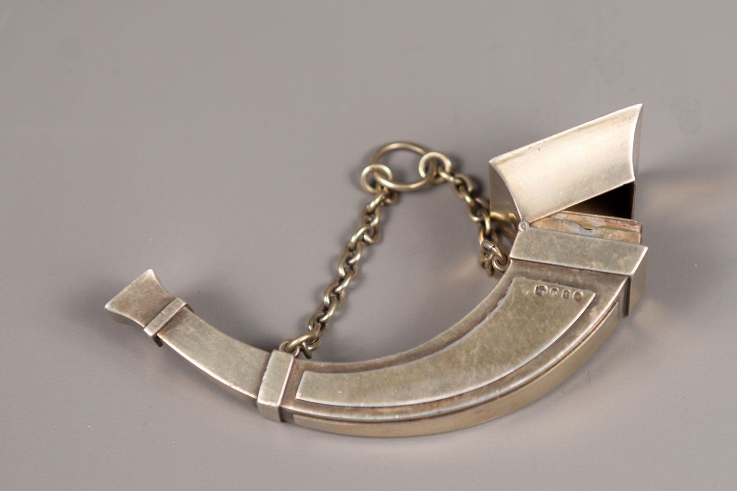 Silver Pomander Silberner Pomander, in Form eines Horns, mit Kette und Deckel; i&hellip;