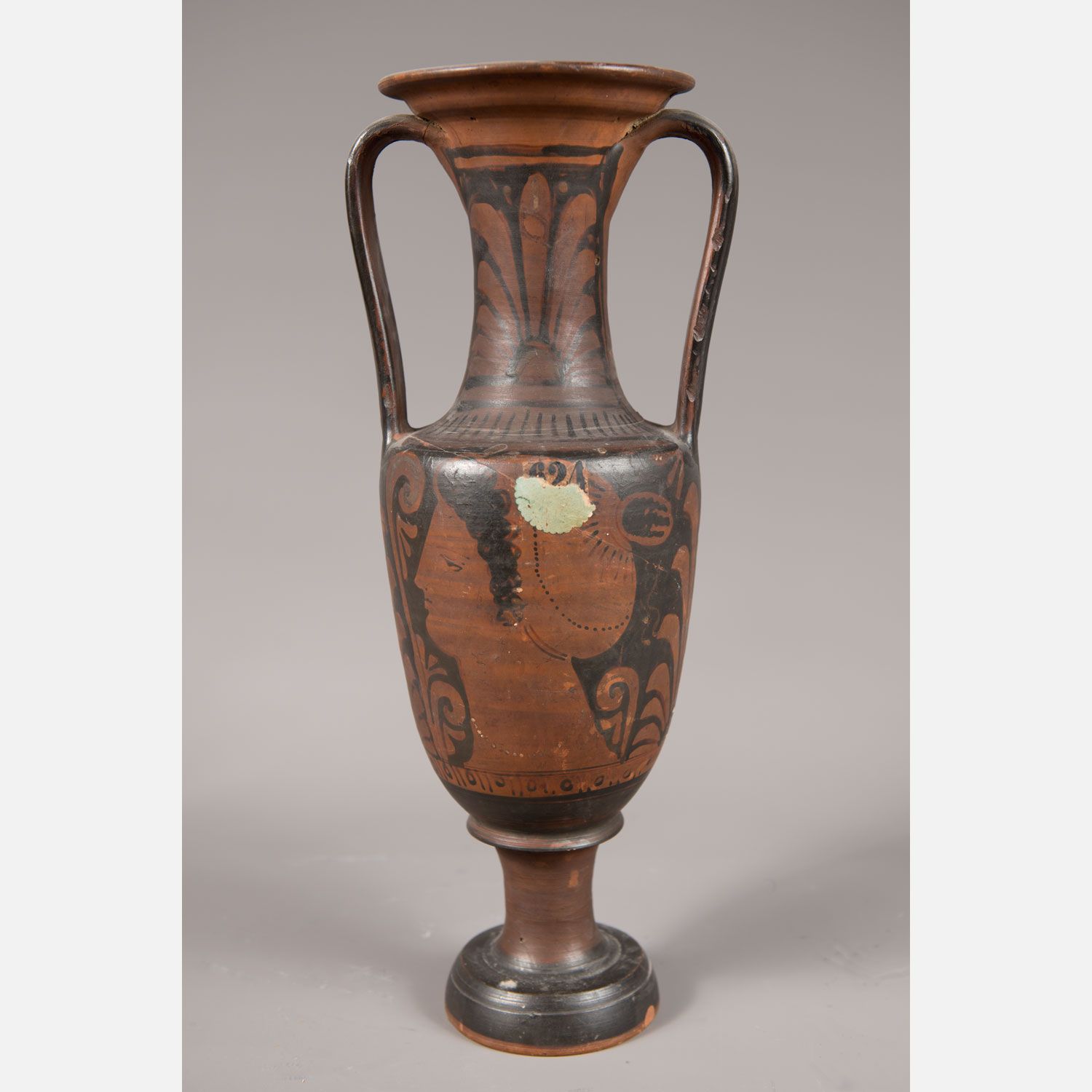 Apulian ancient ceramic vase Ancien vase en céramique des Pouilles, en forme d'a&hellip;