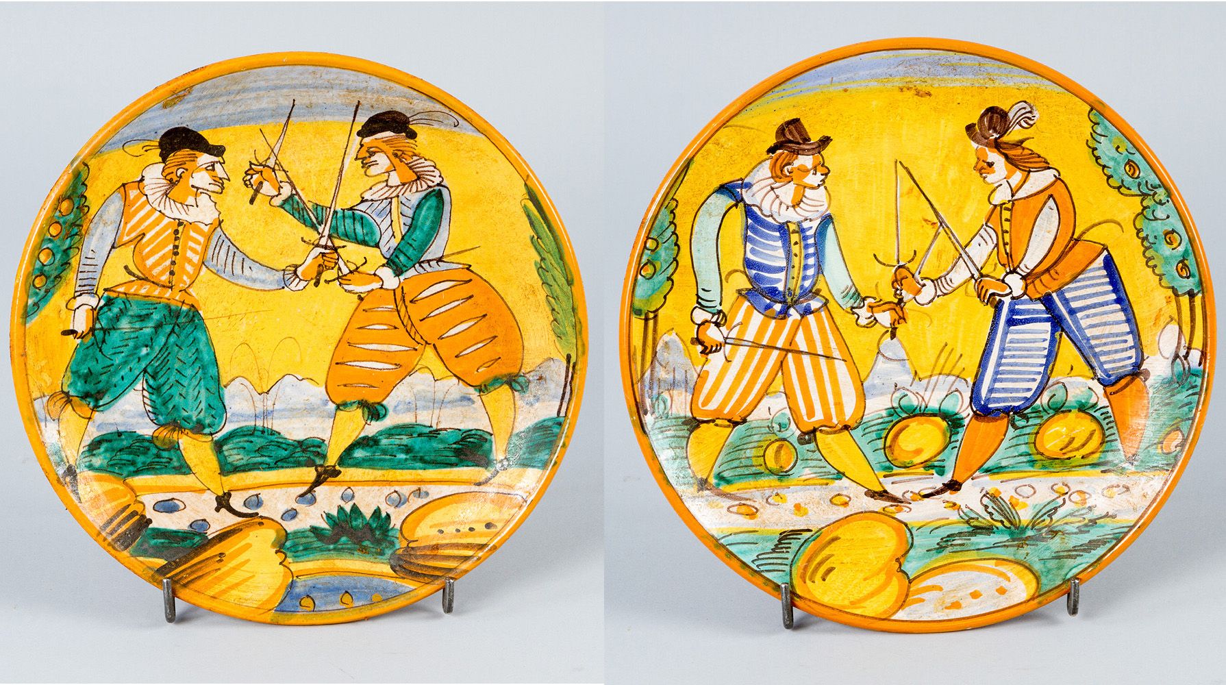 Two Montelupo ceramic dishes Dos platos de cerámica de Montelupo, cada uno pinta&hellip;