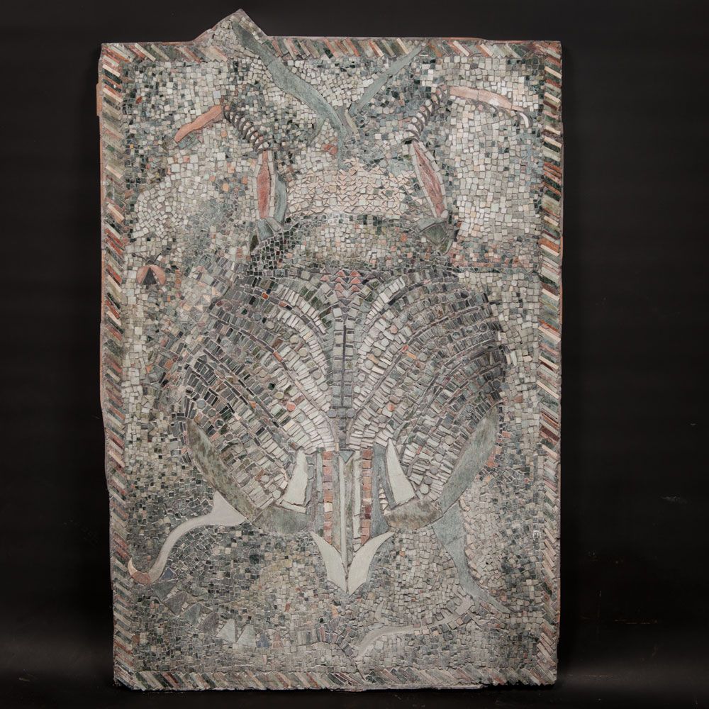 Mosaic panel in ancient manner 古代方式的马赛克面板，五彩石显示了一只甲虫或一只虱子，在一体化的马赛克框架中，呈长方形，有延伸的三&hellip;