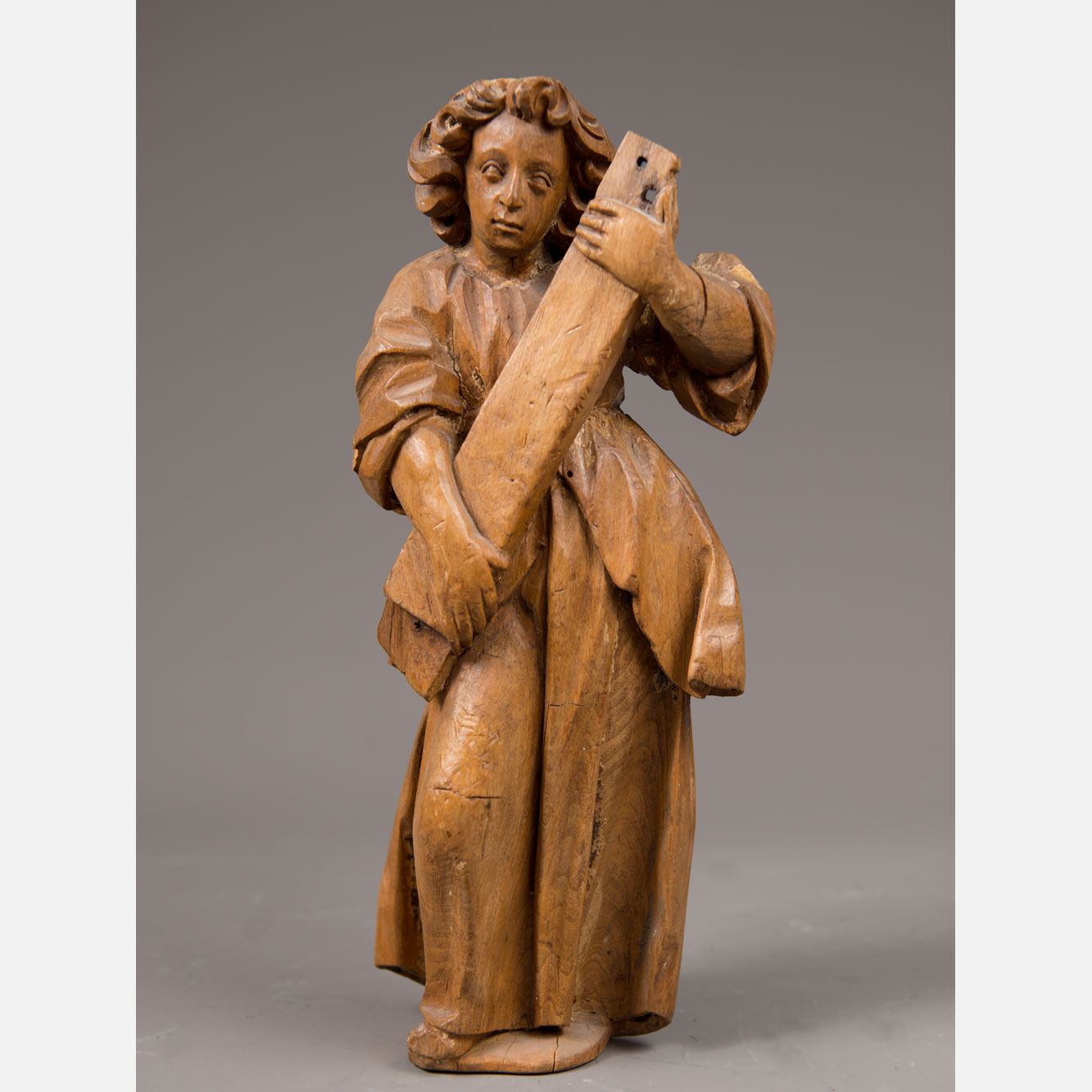 Standing angel 站立的天使，果木雕刻，有折叠的衣服和卷曲的头发，部分缺失，南德1700年左右。高31厘米