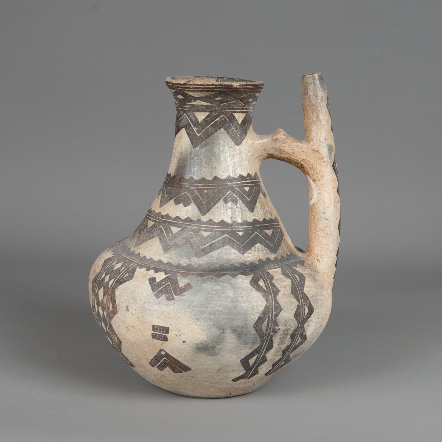 Eastern Greek Ceramic Cerámica griega oriental, Vasija con asa en forma de pera &hellip;