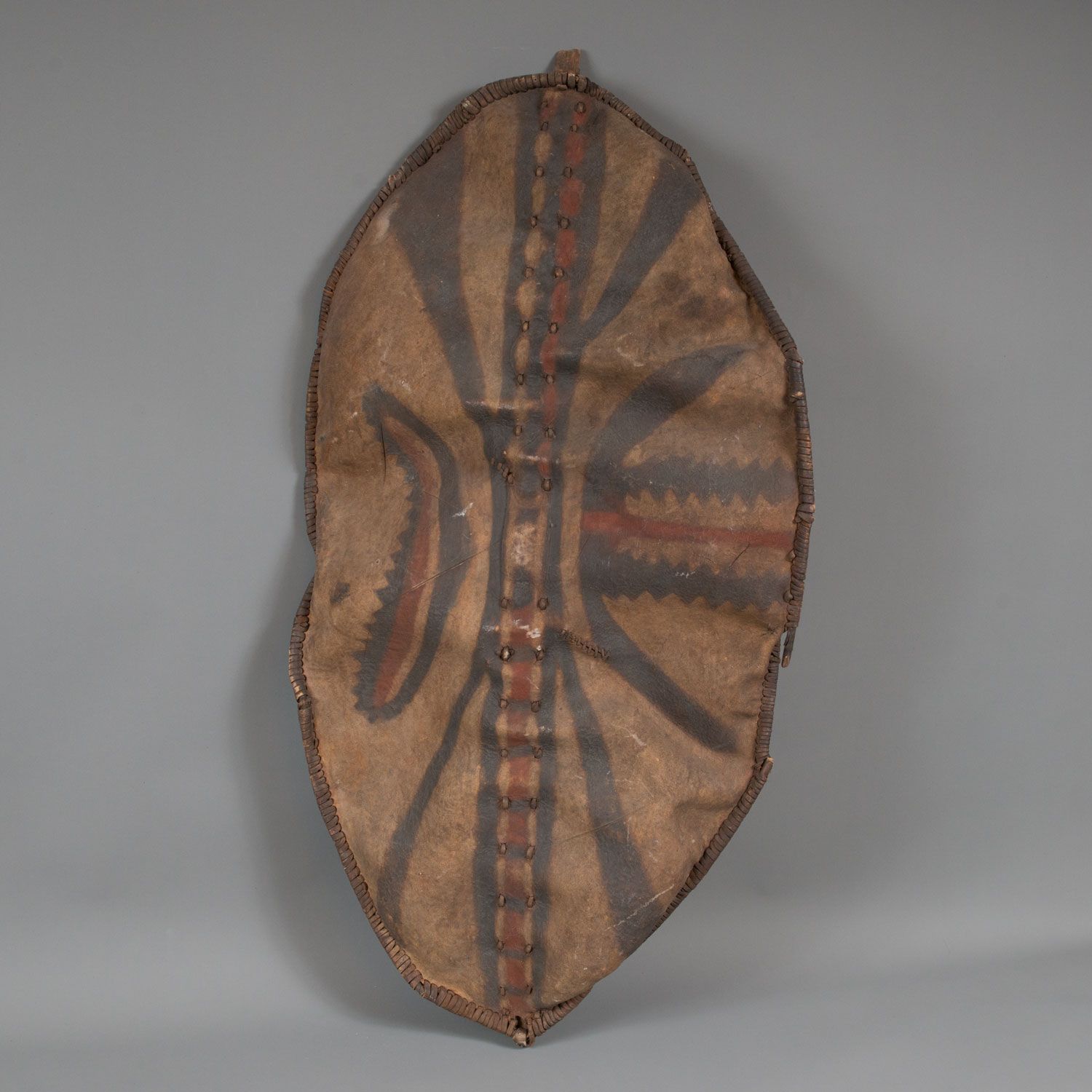 African Warrior Shield Bouclier de guerrier africain, forme ovale, cuir, partiel&hellip;