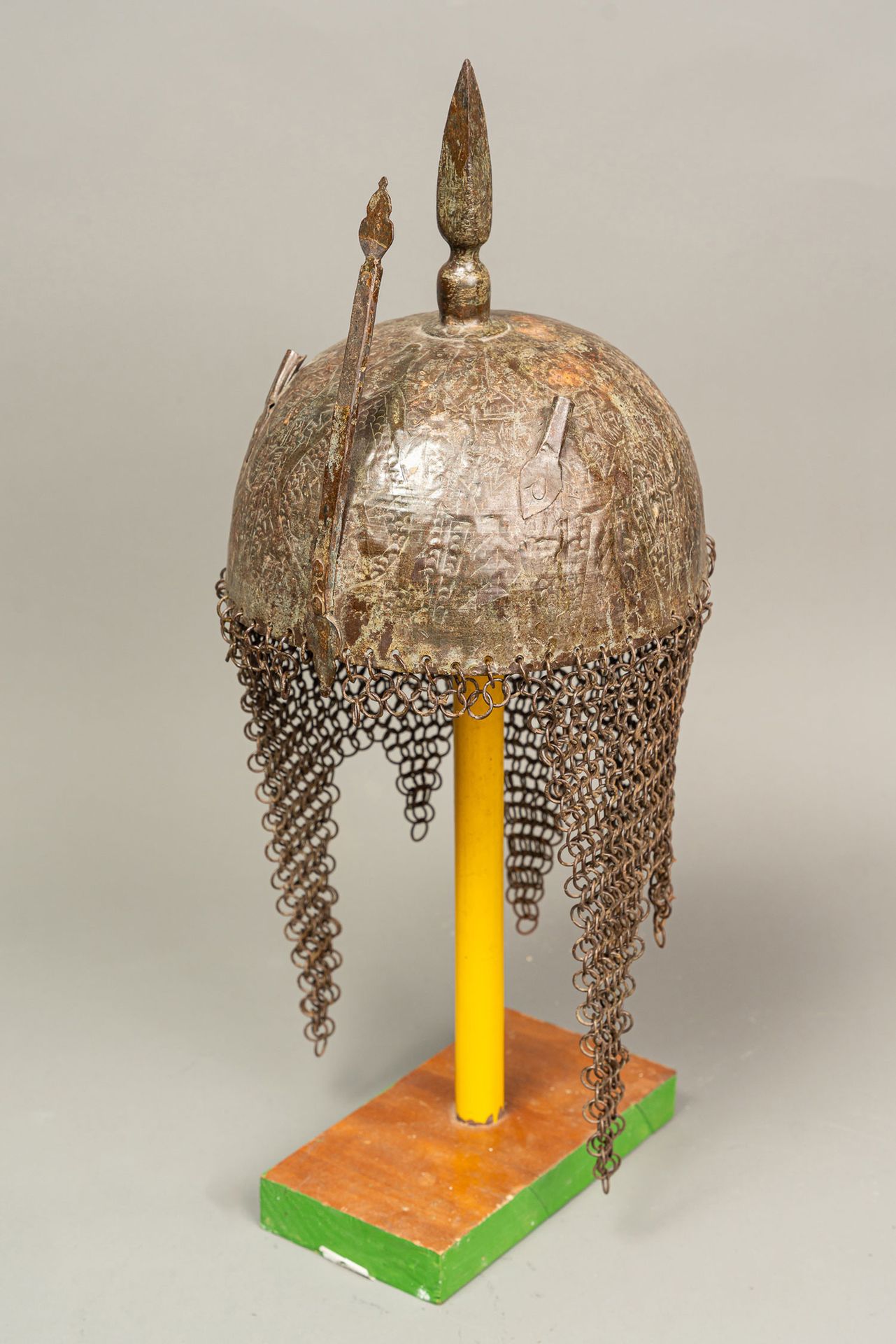 Persian Helmet Casque persan, de forme arquée avec visière et chaînes, ciselé de&hellip;