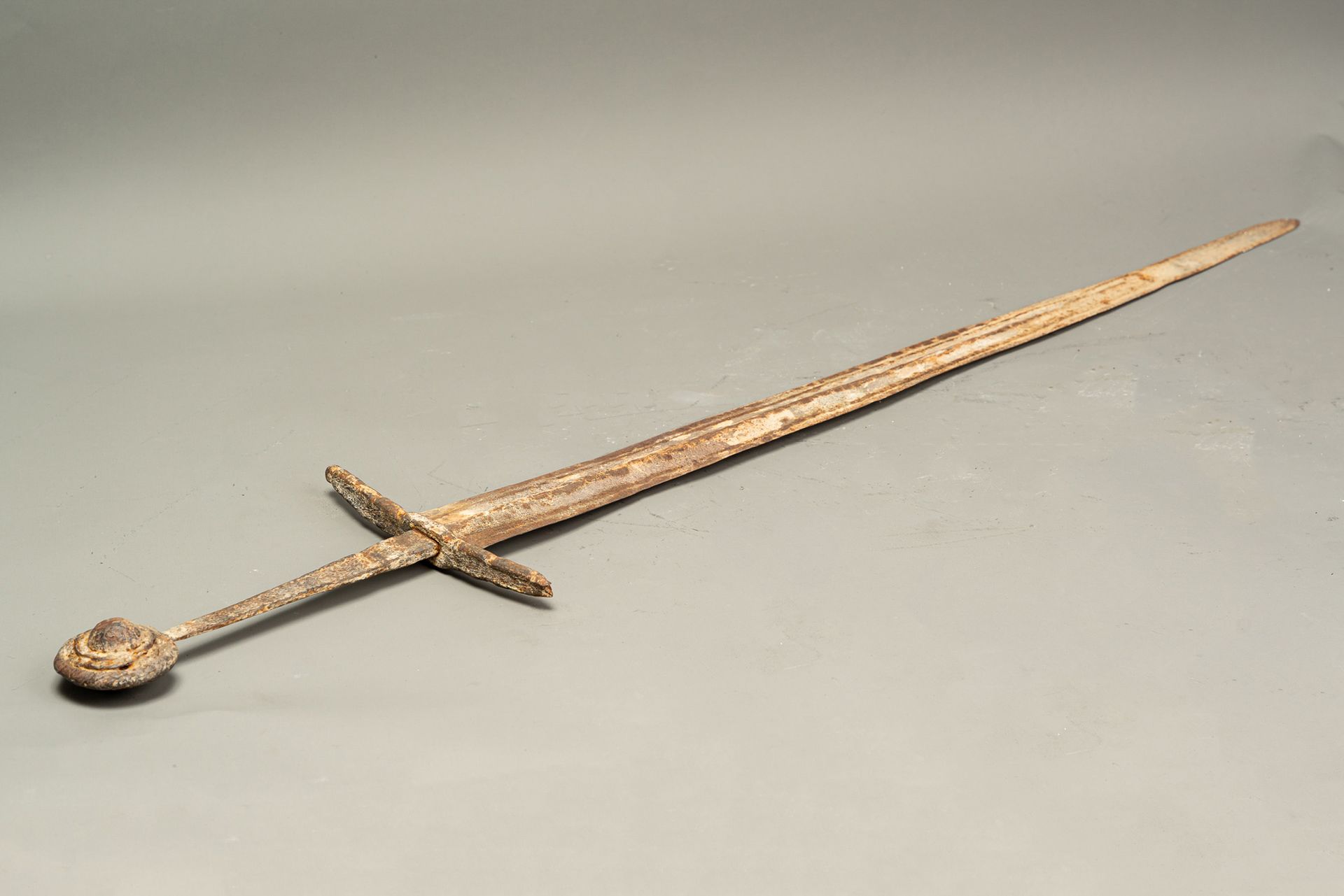 Celtic Sword Épée celtique, lame cannelée, protection de la main, longue poignée&hellip;
